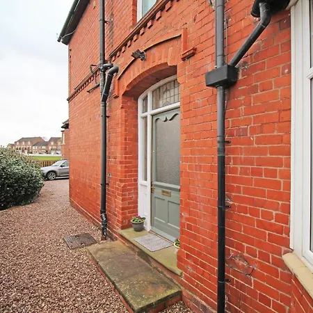Large Period Chester Home Right On The Canal. Exterior photo