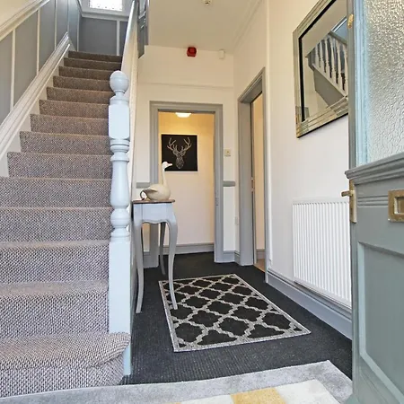 Large Period Chester Home Right On The Canal. Exterior photo
