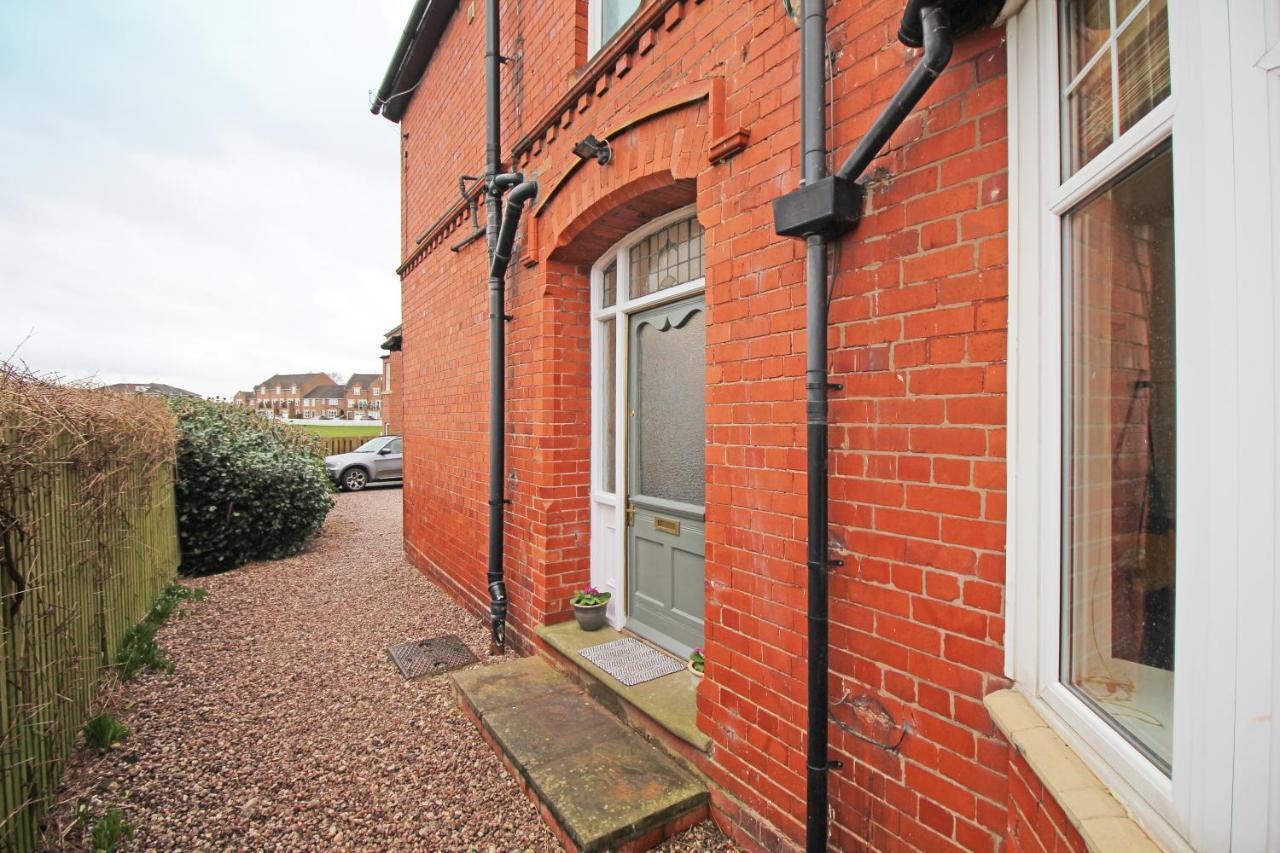 Holiday home Large Period Right On The Canal. Chester