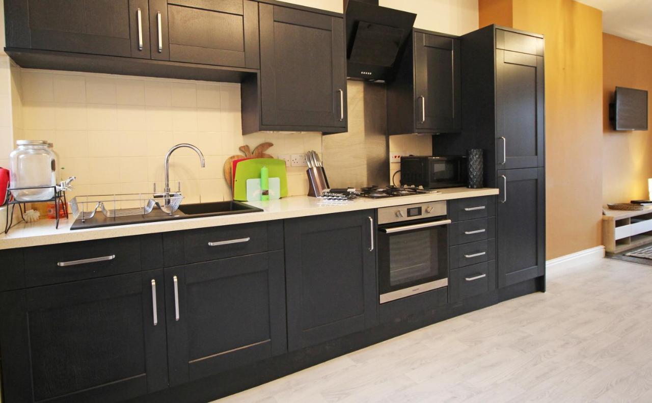 Large Period Right On The Canal. Holiday home Chester