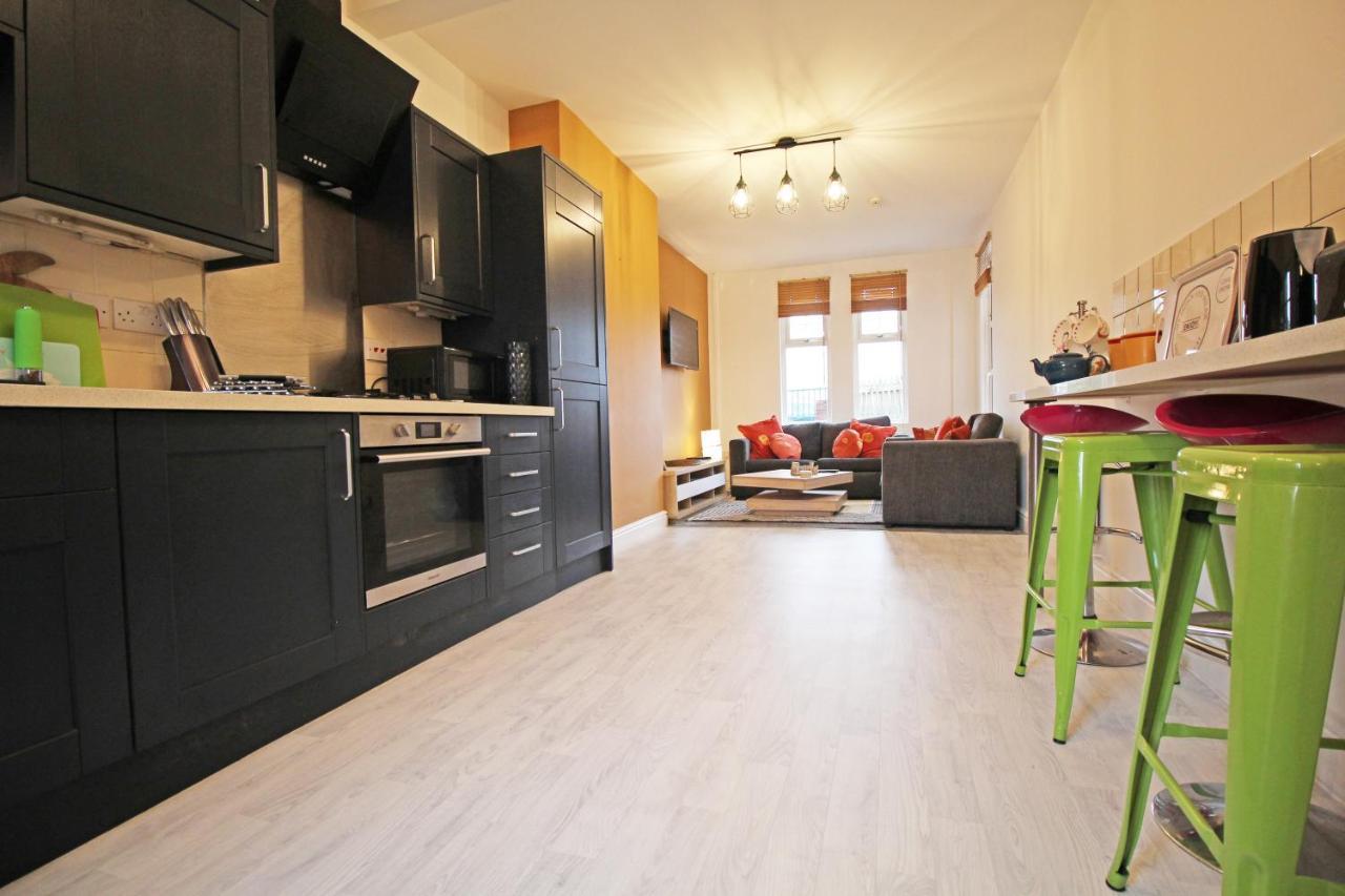 Large Period Right On The Canal. Holiday home Chester