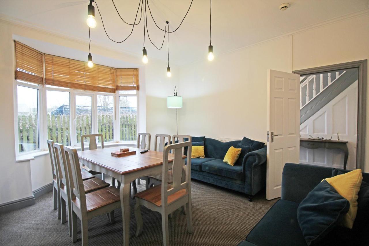 Large Period Right On The Canal. Holiday home Chester